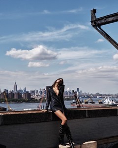 Yasmin-Wijnaldum-by-Steven-Pan-for-Vogue-Korea-December-2017-10.jpg