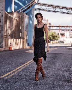 Yasmin-Wijnaldum-by-Steven-Pan-for-Vogue-Korea-December-2017-5.jpg