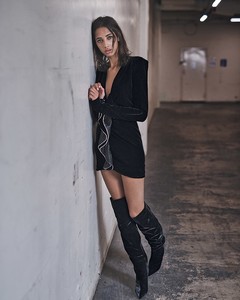 Yasmin-Wijnaldum-by-Steven-Pan-for-Vogue-Korea-December-2017-8.jpg