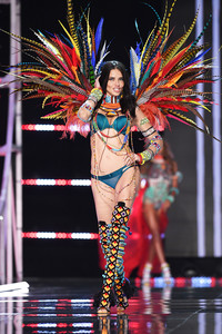 adriana-lima-2-victoria-secret-fashion-show-2017-runway-rex.jpg