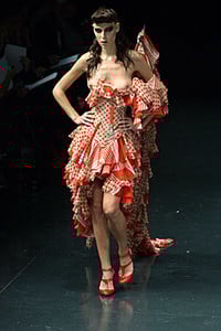 alexander-mcqueen_018342.thumb.jpg.6209eaec1e2e79c3ba5ebb449e6f7755.jpg