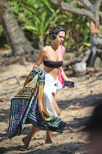 alexis-ren-at-the-beach-in-hawaii-111317-14.jpg