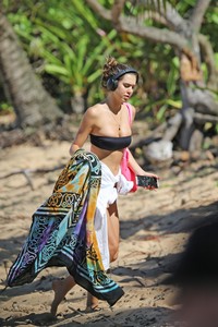 alexis-ren-at-the-beach-in-hawaii-111317-15.jpg