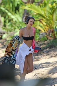 alexis-ren-at-the-beach-in-hawaii-111317-17.jpg