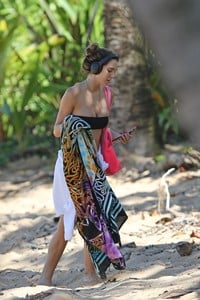 alexis-ren-at-the-beach-in-hawaii-111317-21.jpg