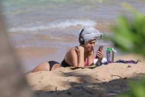 alexis-ren-at-the-beach-in-hawaii-111317-24.jpg