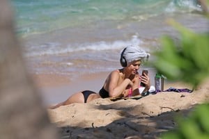 alexis-ren-at-the-beach-in-hawaii-111317-25.jpg