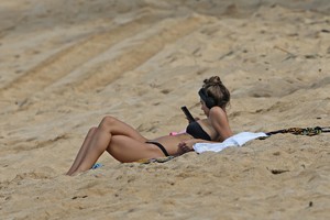 alexis-ren-at-the-beach-in-hawaii-111317-28.jpg