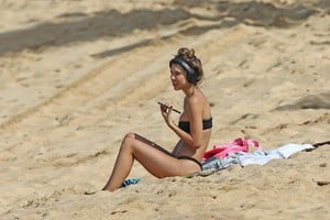 alexis-ren-at-the-beach-in-hawaii-111317-30.jpg