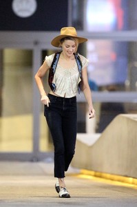 amber-heard-at-lax-airport-111617-9.jpg