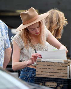 amber-heard-shopping-in-pasadena-111217.jpg