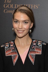 arizona-muse-the-leopard-awards-2017-in-london-uk-12.jpg