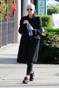 ashlee-simpson-heads-to-the-gym-in-studio-city-1.jpg