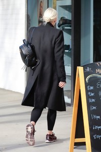 ashlee-simpson-heads-to-the-gym-in-studio-city-5.jpg
