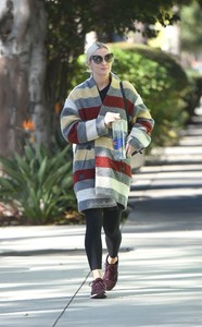 ashlee-simpson-in-a-colorful-coat-los-angeles-11-07-2017-0.jpg