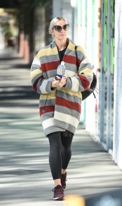 ashlee-simpson-in-a-colorful-coat-los-angeles-11-07-2017-4.jpg