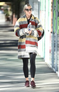 ashlee-simpson-in-a-colorful-coat-los-angeles-11-07-2017-6.jpg