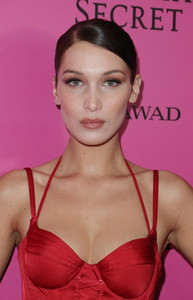 bellahadid_victoriassecretfashionshowafterparty2017-2.jpg