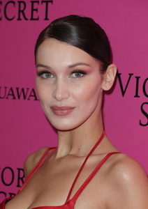 bellahadid_victoriassecretfashionshowafterparty2017-6.jpg