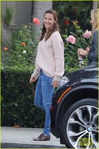 ben-affleck-jennifer-garner-spend-halloween-with-their-family-03.jpg