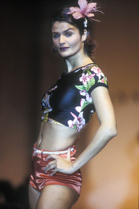 blumarine-ss-1995-9.thumb.JPEG.8fb081cb98077fcab99e8d31541609f2.JPEG