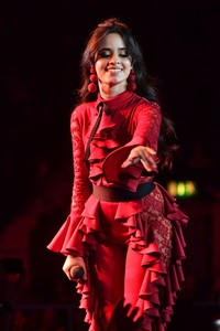 camila-cabello-mtv-emas-2017-build-up-amp-performance-in-london-november-12-2017-4.jpg