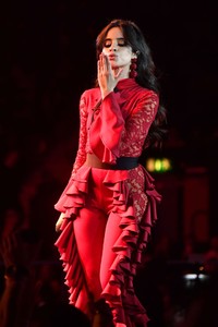 camila-cabello-mtv-emas-2017-build-up-amp-performance-in-london-november-12-2017-5.jpg