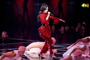 camila-cabello-mtv-emas-2017-build-up-amp-performance-in-london-november-12-2017-9.jpg