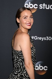 camilla-luddington-grey-s-anatomy-300th-episode-celebration-in-la-6.thumb.jpg.84622e67de8902ac239e72101dec350d.jpg