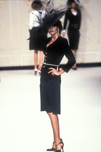 chanel-hc-ss-1995-3.thumb.jpeg.3973660e3a31776c091dd4b72467f946.jpeg