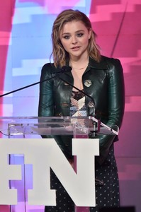 chloemoretz_31stfootwearnewsachievementawards-4.jpg