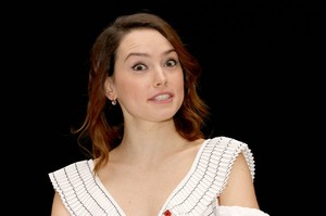 daisy-ridley-murder-on-the-orient-express-press-conference-in-london-3.jpg