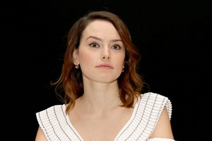 daisy-ridley-murder-on-the-orient-express-press-conference-in-london-4.jpg