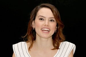 daisy-ridley-murder-on-the-orient-express-press-conference-in-london-5.jpg