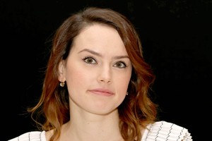 daisy-ridley-murder-on-the-orient-express-press-conference-in-london-6.jpg