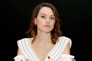 daisy-ridley-murder-on-the-orient-express-press-conference-in-london-8.jpg