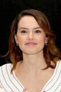 daisy-ridley-murder-on-the-orient-express-press-conference-in-london-9.jpg