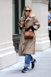 dakota-fanning-out-in-nyc-11617-5.jpg