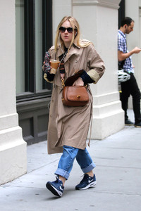 dakota-fanning-out-in-nyc-11617-6.jpg