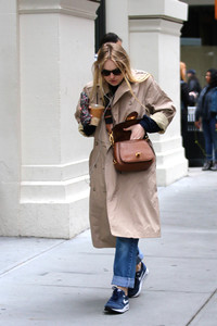 dakota-fanning-out-in-nyc-11617-7.jpg