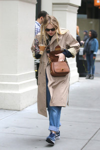 dakota-fanning-out-in-nyc-11617-8.jpg