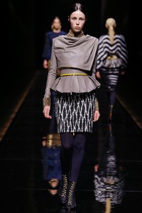 edie_balmain_aw14_vogue_1.thumb.JPG.6918bbd2e821ffc401745e142847ccab.JPG