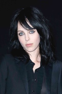 edie_blackopium_launch_6may14_popsugar.thumb.jpg.5261e205f6161e587ef5062abfaf1d8e.jpg
