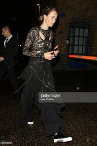 edie_britishvogue_7nov17_gettyimages_1.thumb.jpg.759daccf50c07175477351cce96fcbb0.jpg