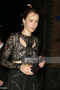 edie_britishvogue_7nov17_gettyimages_3.thumb.jpg.c0805f92b81aa9878975d743e62e91d7.jpg