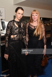 edie_britishvogue_7nov17_gettyimages_5.thumb.jpg.5fd14d5bbeb5e409c447d2e599a345e3.jpg