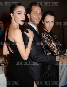 edie_britishvogue_7nov17_rexfeatures_4.thumb.jpg.1dfb41c3f092366f33dd7be8bfdd9b19.jpg