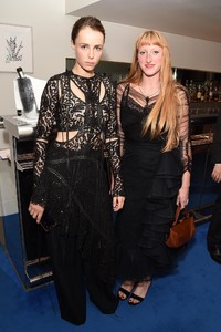 edie_britishvogue_7nov17_standard.thumb.jpg.0c6bc4fc272d1dfeb0aa16fd8820a574.jpg