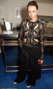 edie_britishvogue_dec17_dailymail.thumb.jpg.578246da50040503ce48b1c2489f93f1.jpg