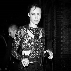 edie_britishvogue_dec17_markmilanthepaparazziman.thumb.jpg.32225d99cf0574843cafad7812d0a1de.jpg